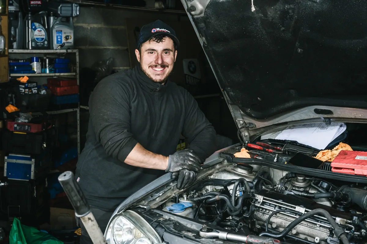 Jonathan Visse, mécanicien chez Go Lorraine Services garage automobile Forbach